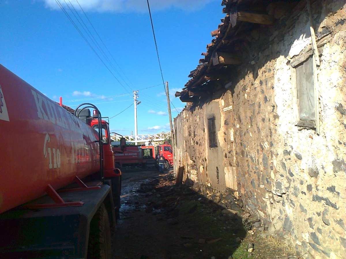 Ayazören Köyü\'nde 2 Ev Tamamen Yandı