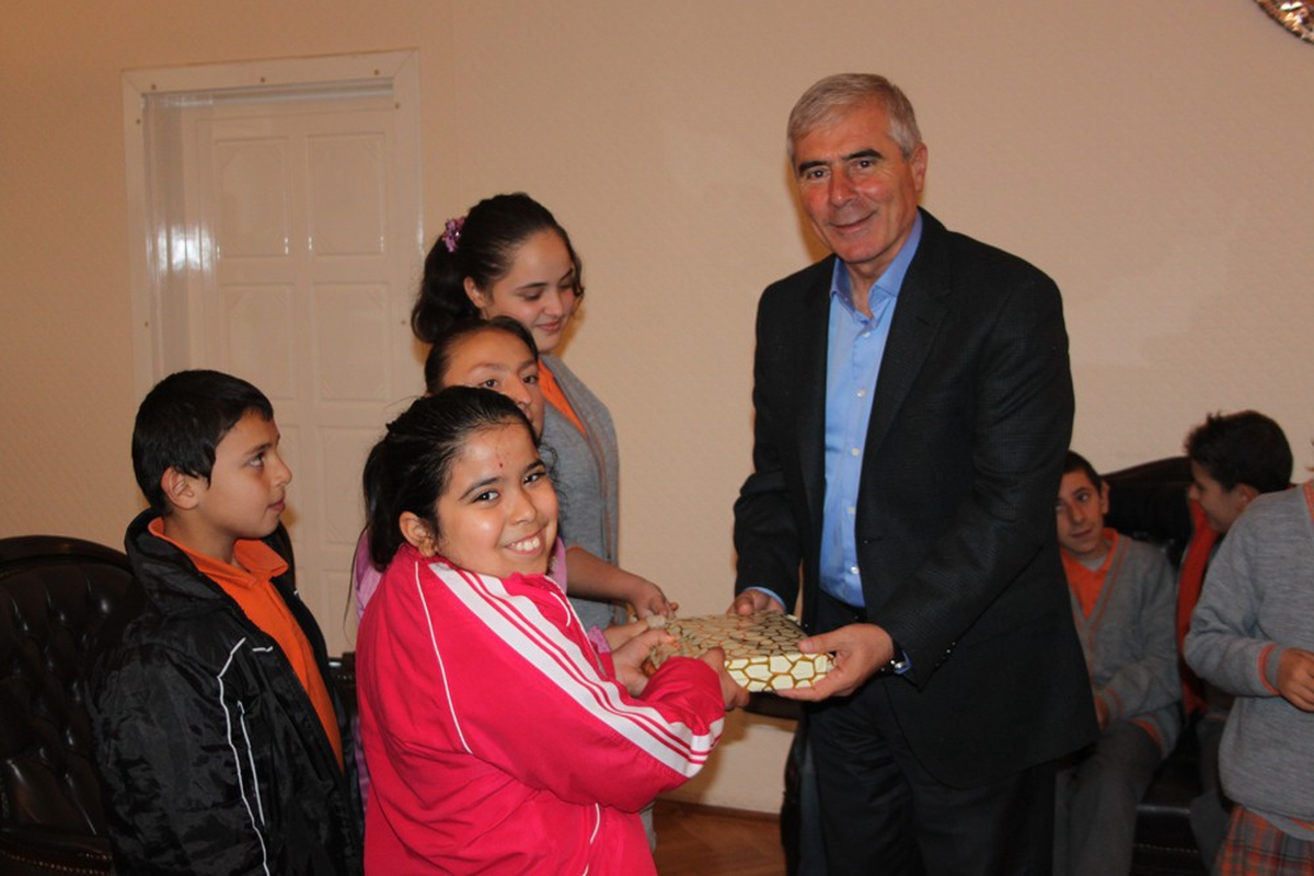 Başkan Yenihan\'a Anlamlı Hediye