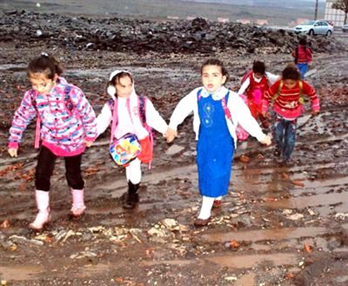 Çatıdan Suların Aktığı Sınıflardaki Çocuklar Evlerine Gönderildi