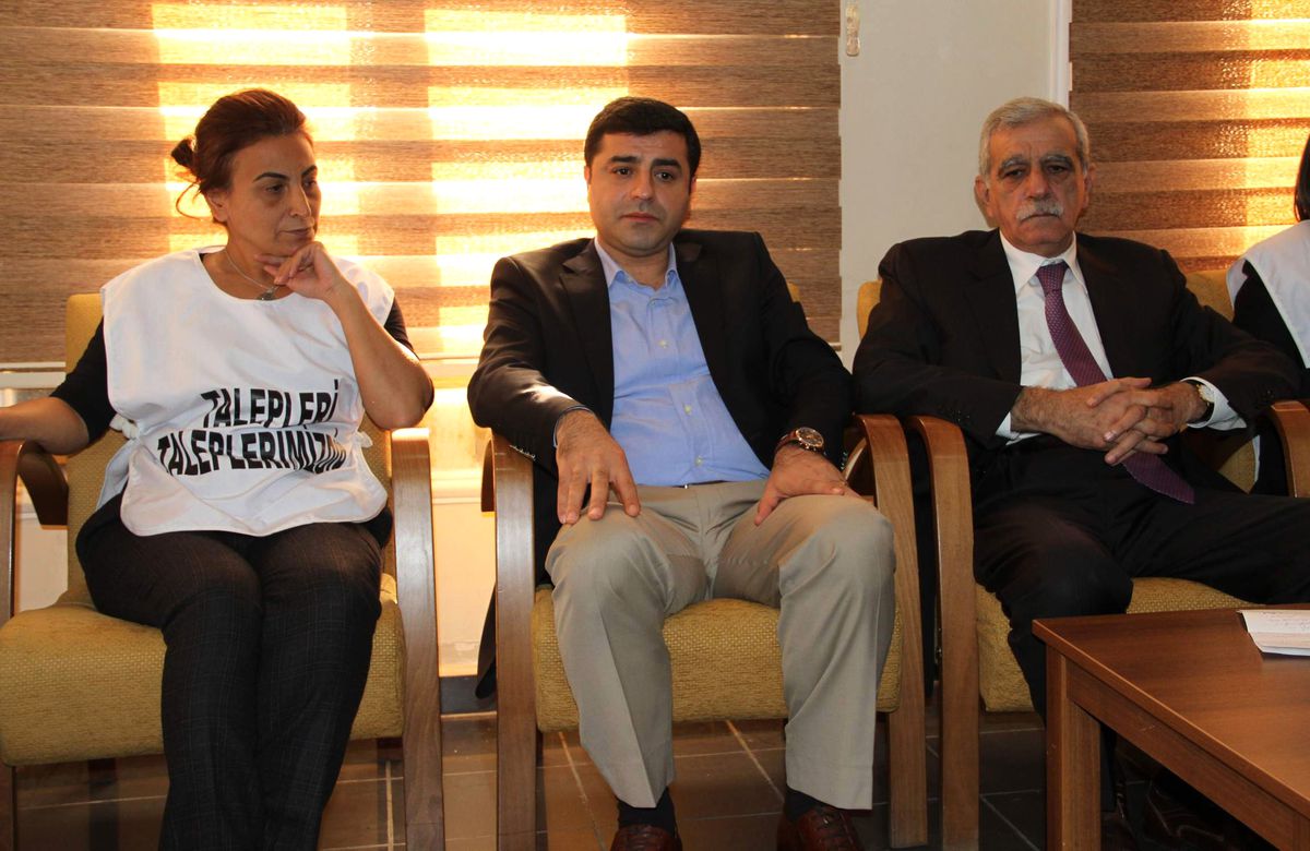 Demirtaş Açlık Grevindeki Vekilleri Ziyaret Etti