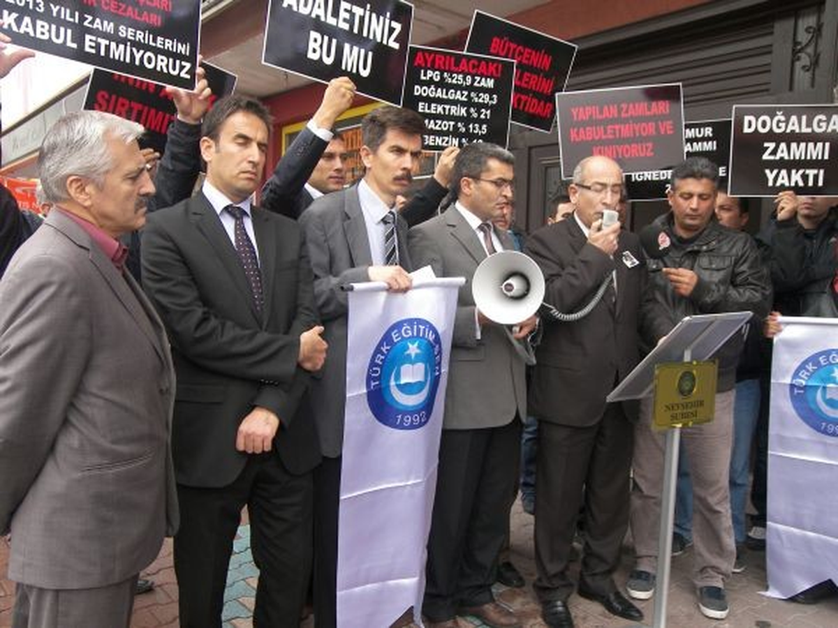 Eğitimcilerden Zamlara Simitli Protesto