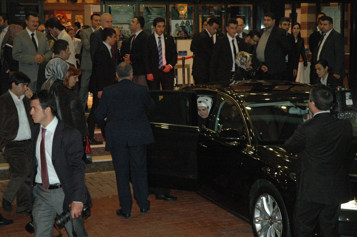 Emine Erdoğan, \'Huzur Sokağı\' Adlı Tiyatro Oyununu İzledi