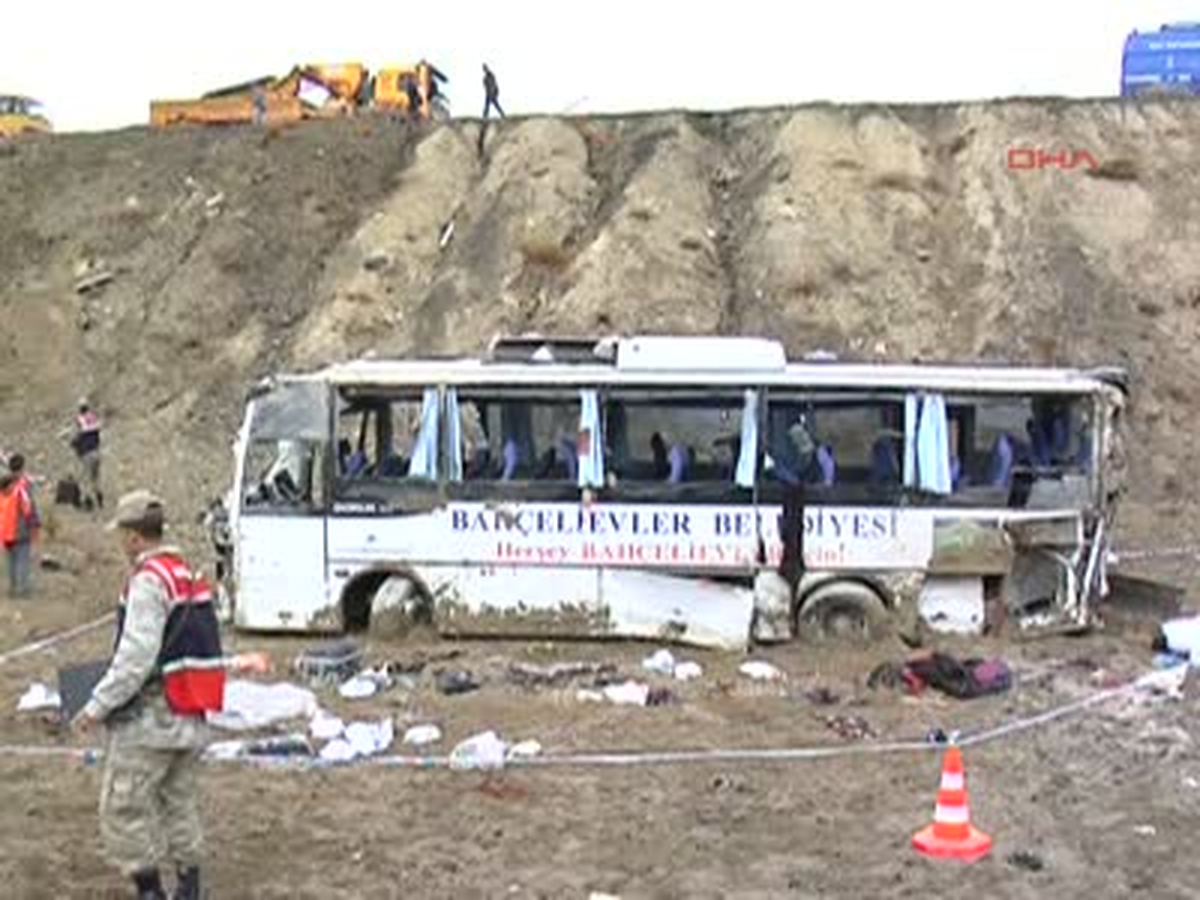 Cenaze Taşıyan Otobüs Uçuruma Yuvarlandı