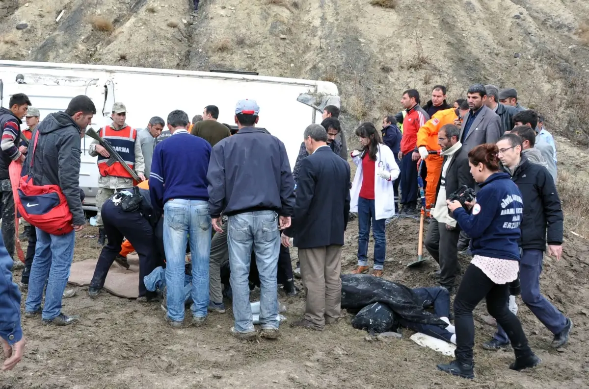 Erzurum\'da Cenaze Taşıyan Otobüsün Devrilmesi