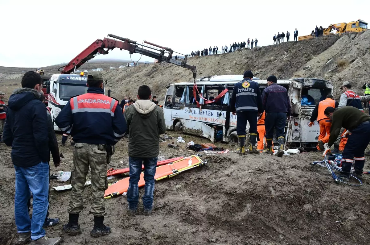 Erzurum'da Cenaze Taşıyan Otobüsün Devrilmesi