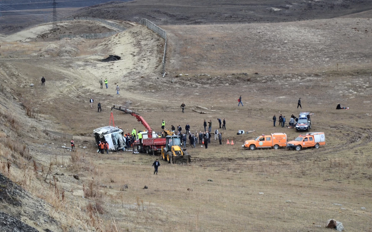 Erzurum\'da Feci Kaza: 3 Ölü, 24 Yaralı