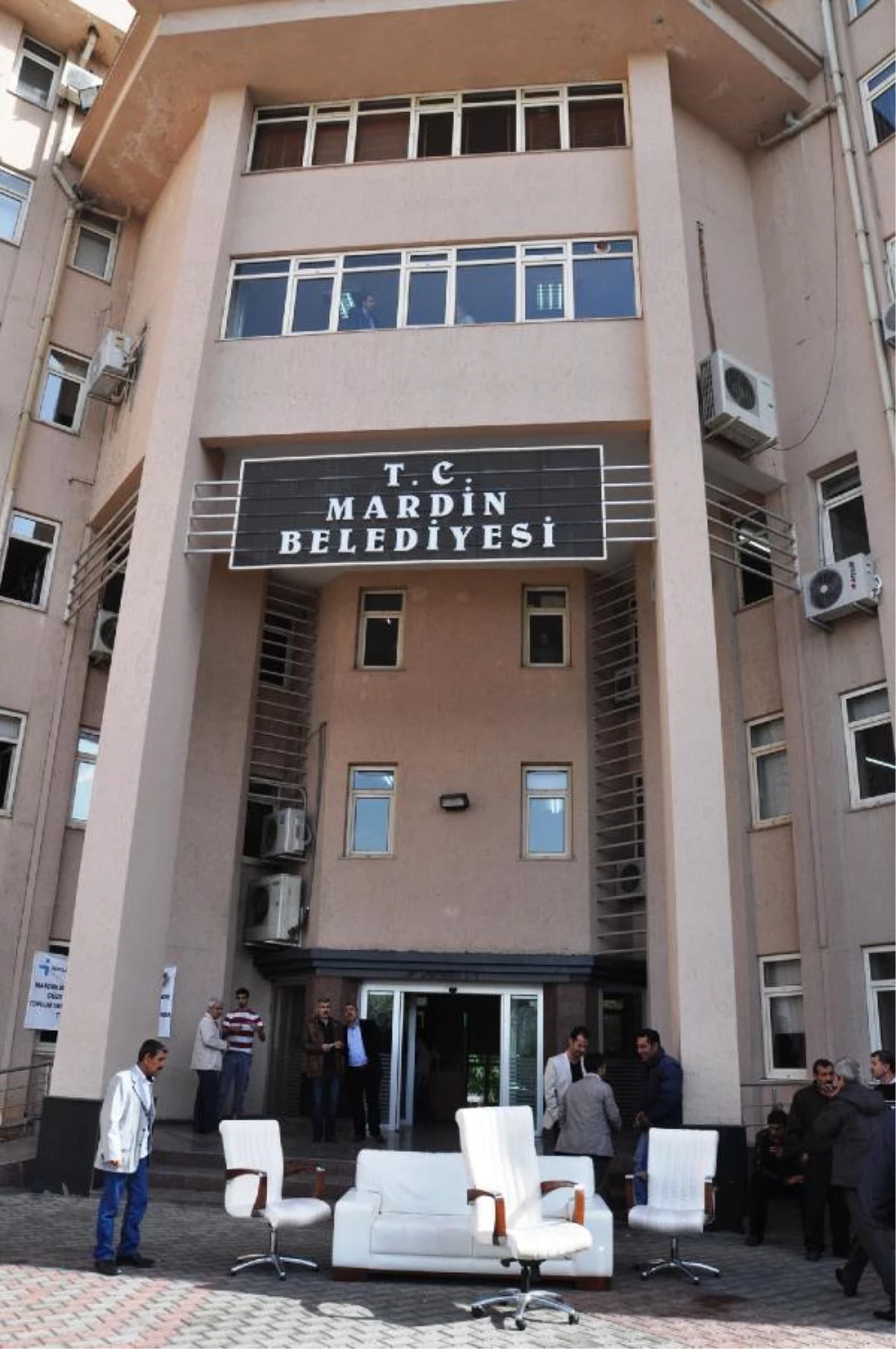 İşçiler Mardin Belediye Başkanı\'nın Koltuğuna Haciz Koydurdu