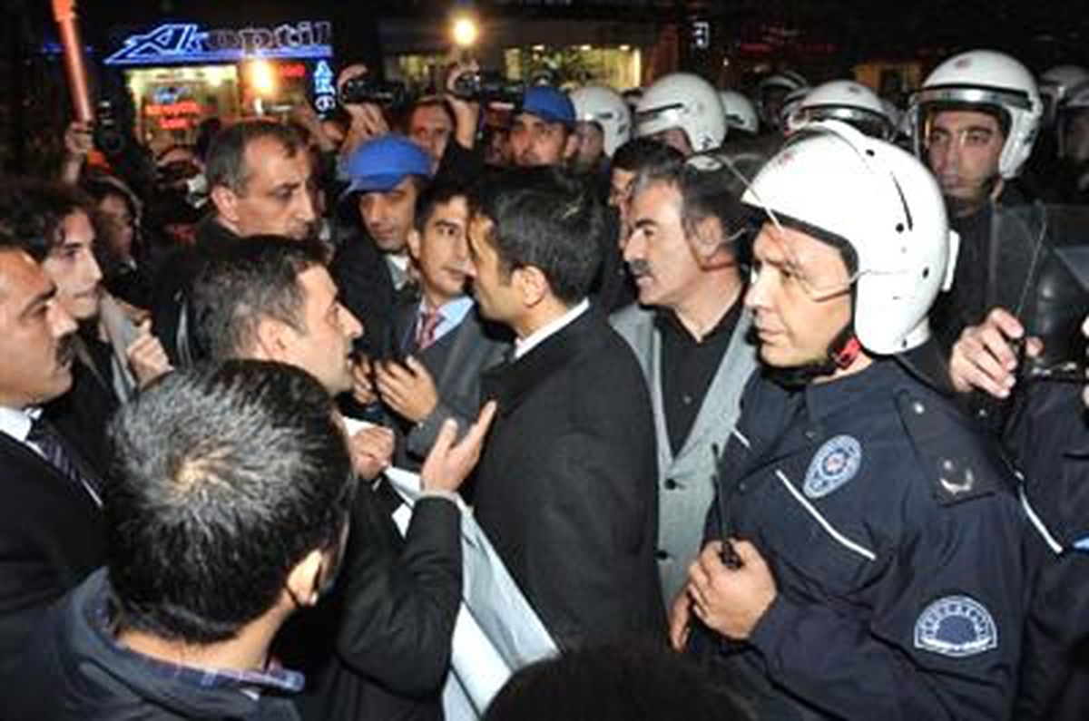 İzmit\'te Yürüyüşe Polis Engeli