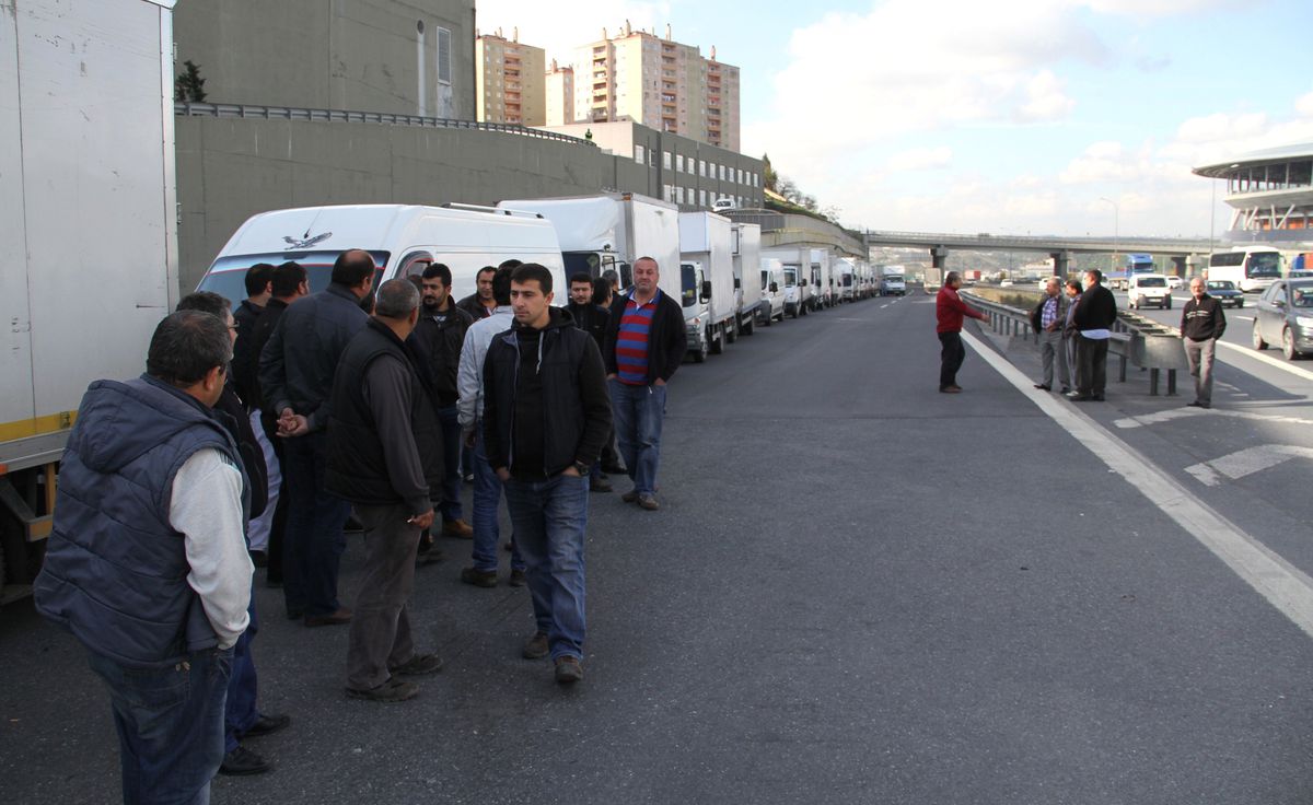 Kamyoncuların Eylemi Trafiği Altüst Etti