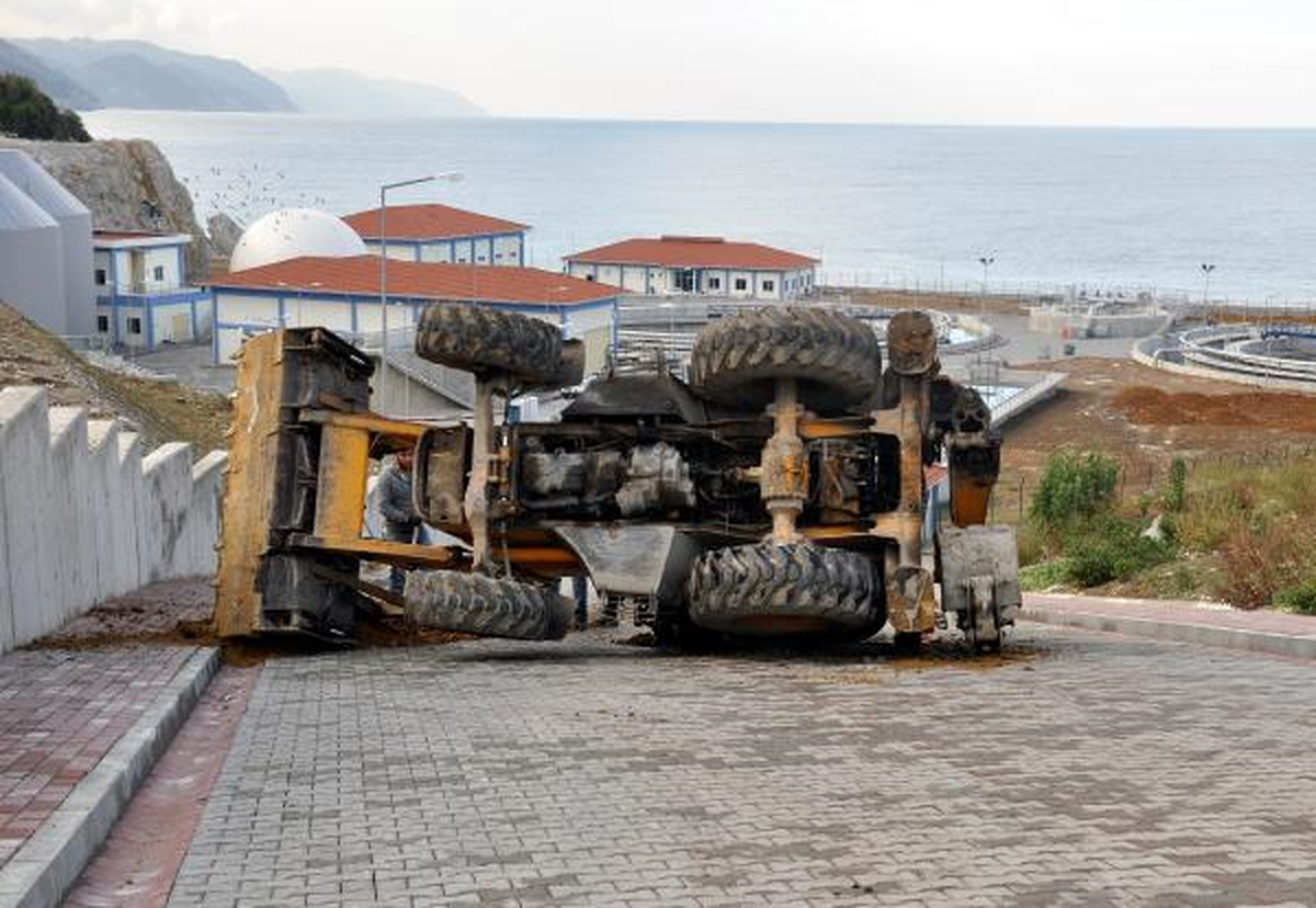 Kepçesi Parke Yola Takılan İş Makinesi Devrildi: 1 Yaralı