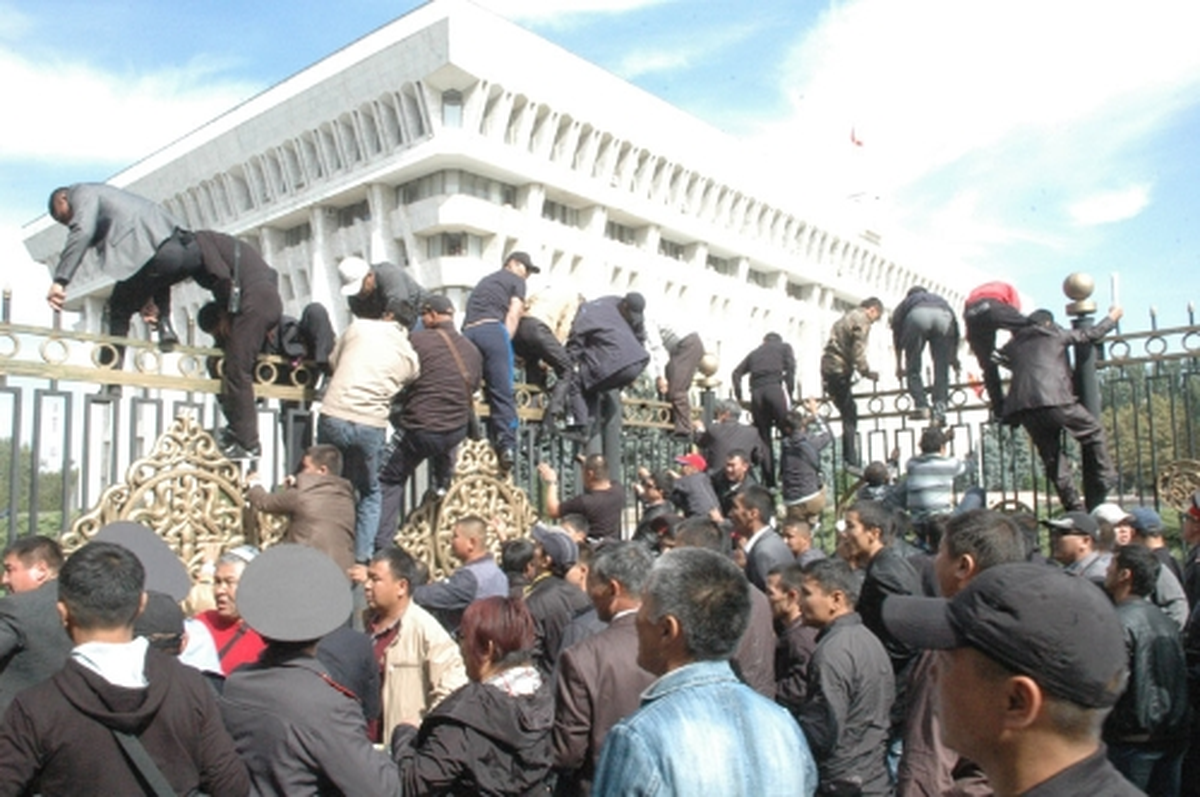 Kırgızistan\'da Protesto Anında Namaz Kılındı