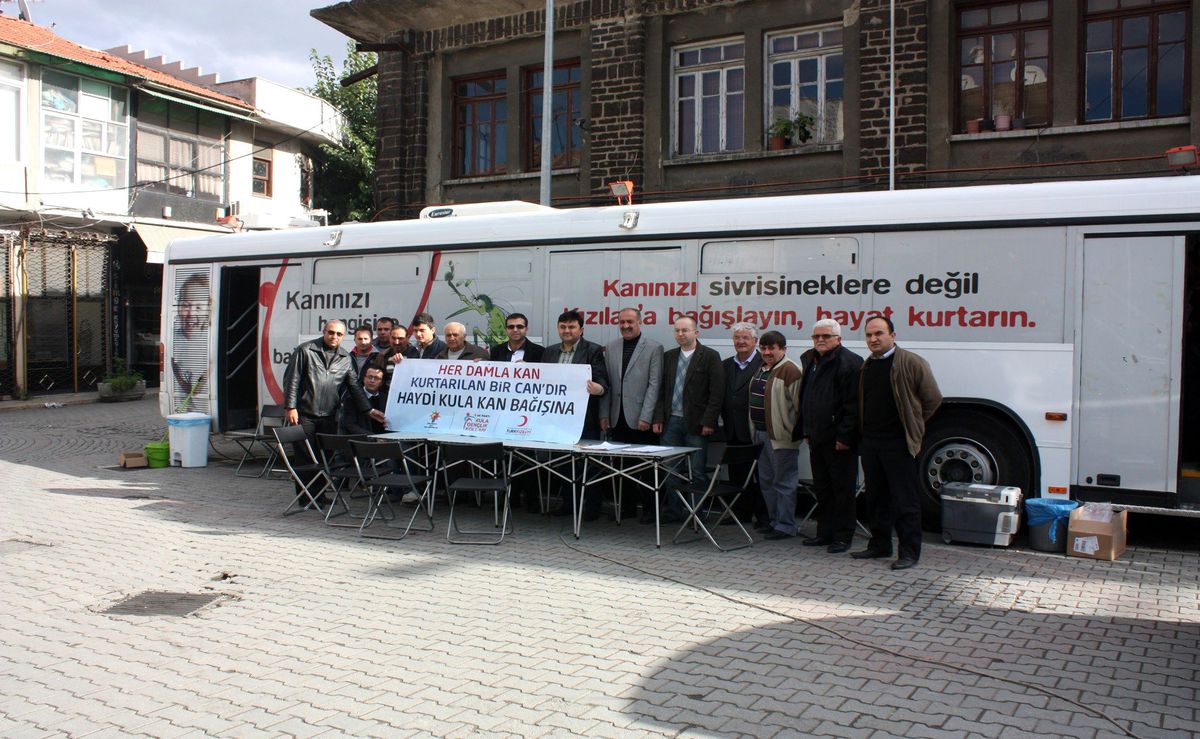 Kula\'da AK Parti\'lilerden Kan Bağışı