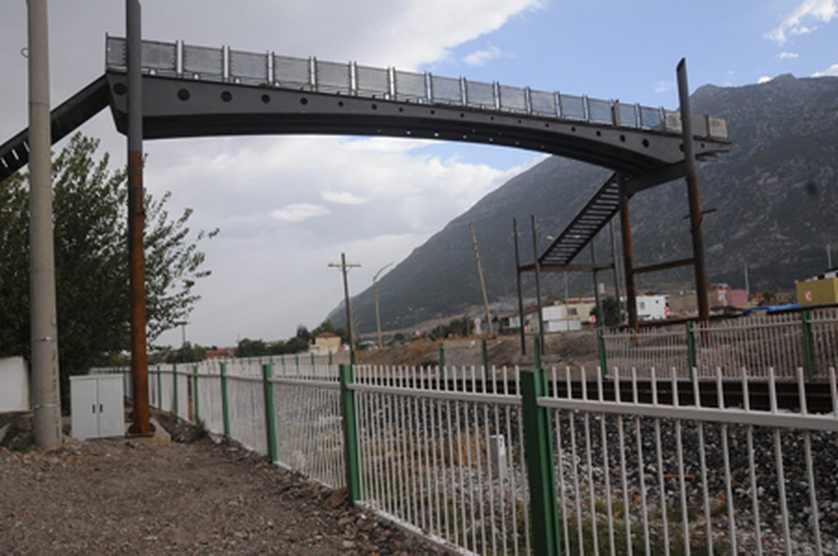 Mahalle Aralarından Geçen Demiryollarına Üst Geçit