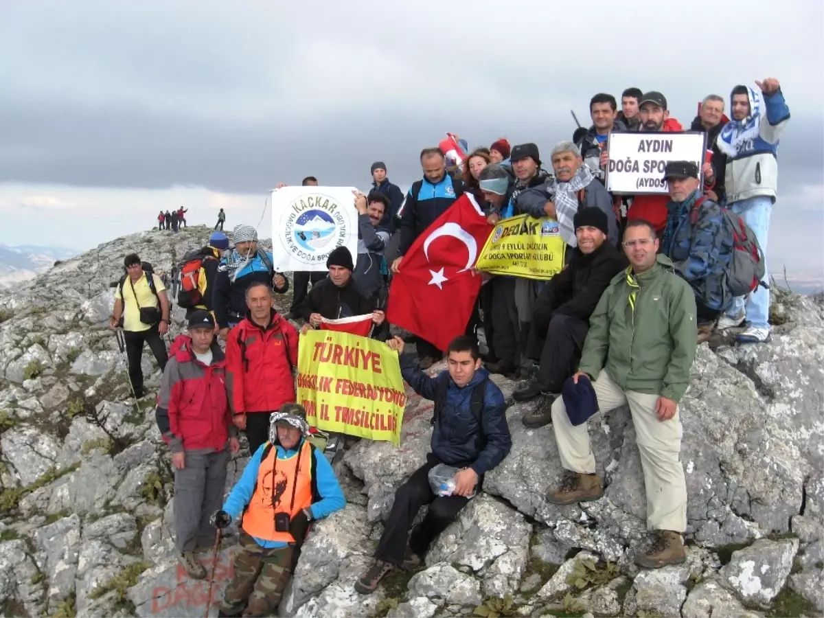 Mahmut Dağı Zirvesinde Ata'ya Saygı