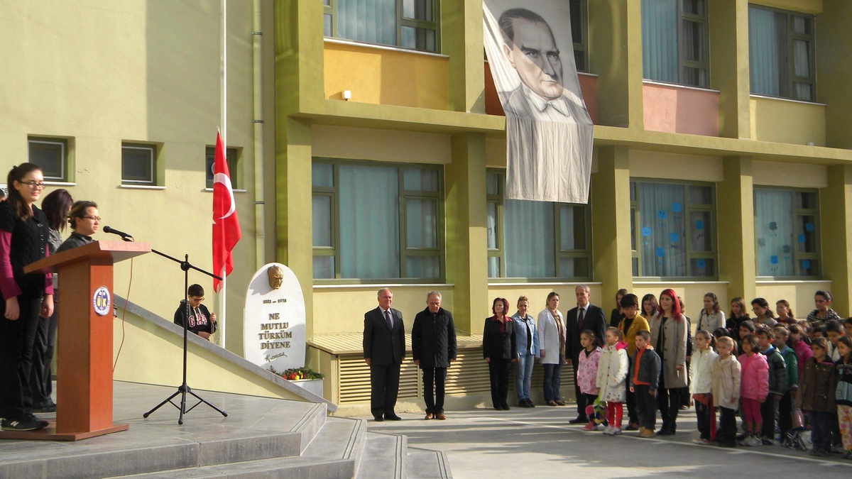 Manisa Ülkem Koleji\'nden Atatürk\'ü Anma Etkinliği