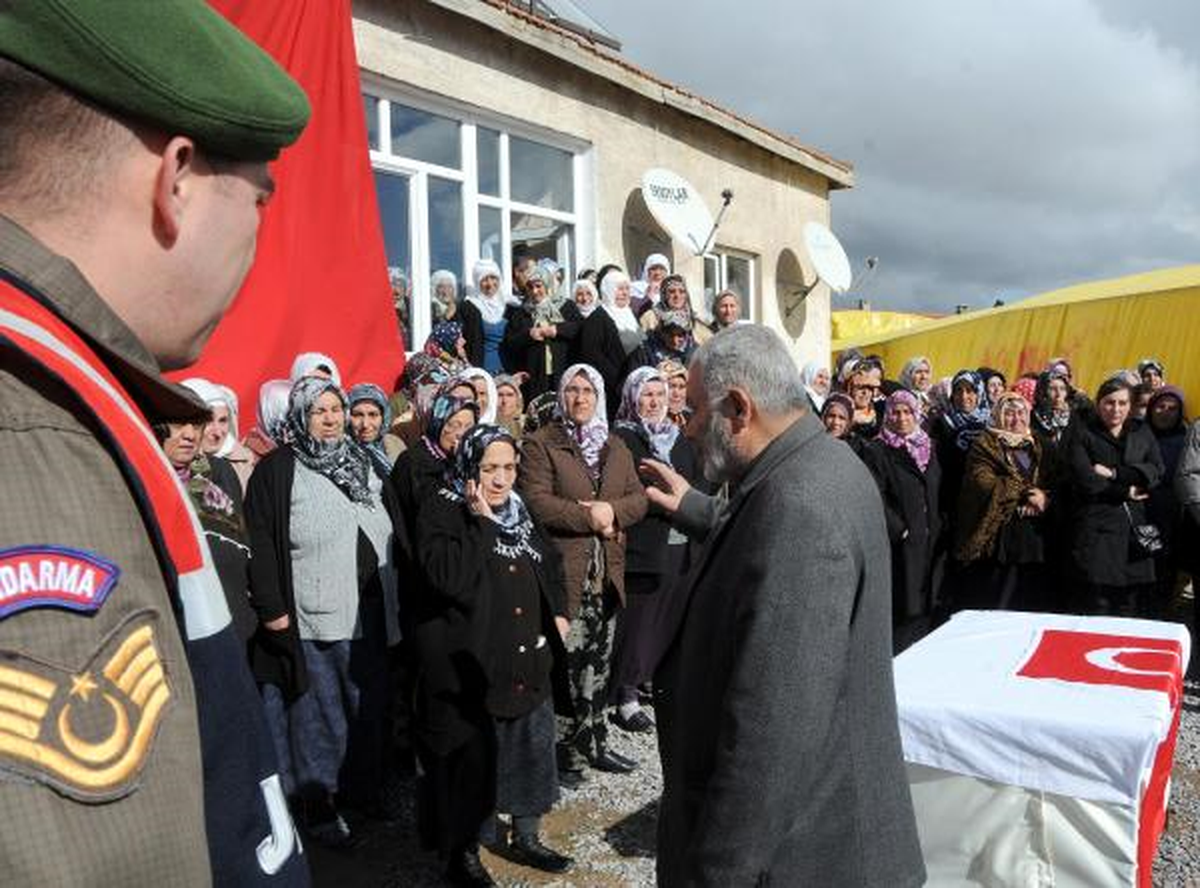 Şehit Ailesine Bakan ve Komutan Desteği (2)