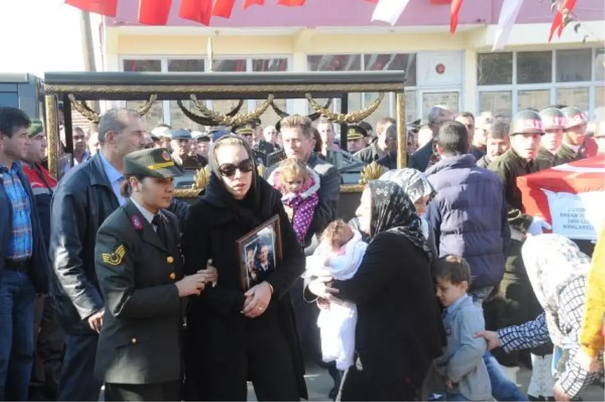 Şehit Üsteğmeni 5 Bin Kişi Uğurladı