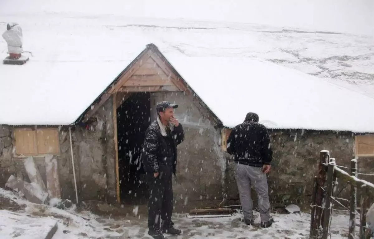 Trabzon\'da Yaylalara Yılın İlk Karı Yağdı