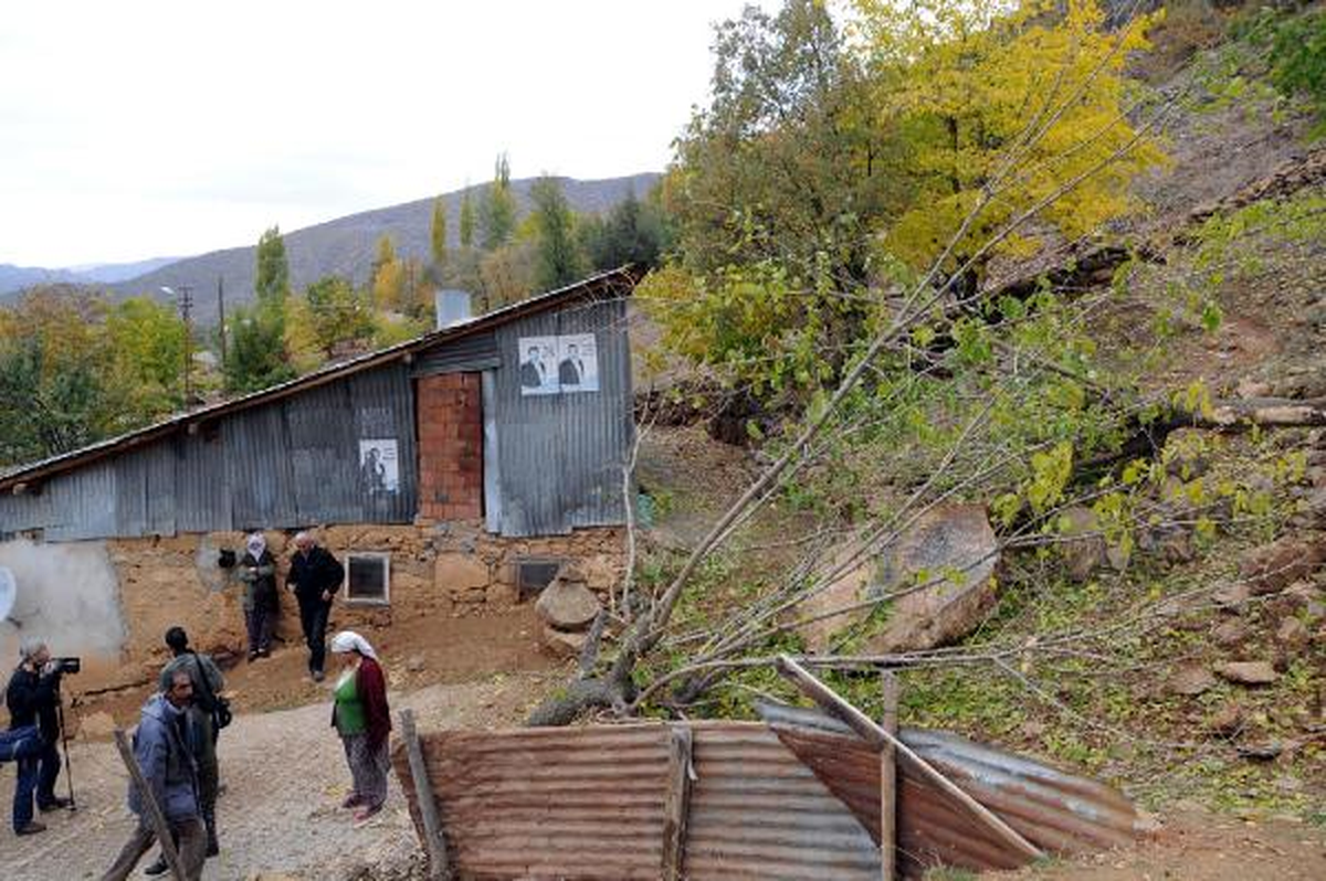 Tunceli\'de Aşırı Yağmurda Kopan Kayalar Evlerin Yakınına Düştü