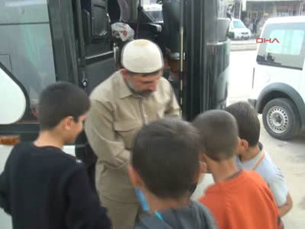 Türk Hacılardan Silopi\'ye Vefa Ziyareti Şırnak\'ın Silopi İlçesi Yakınlarında Bulunan Habur Sınır...