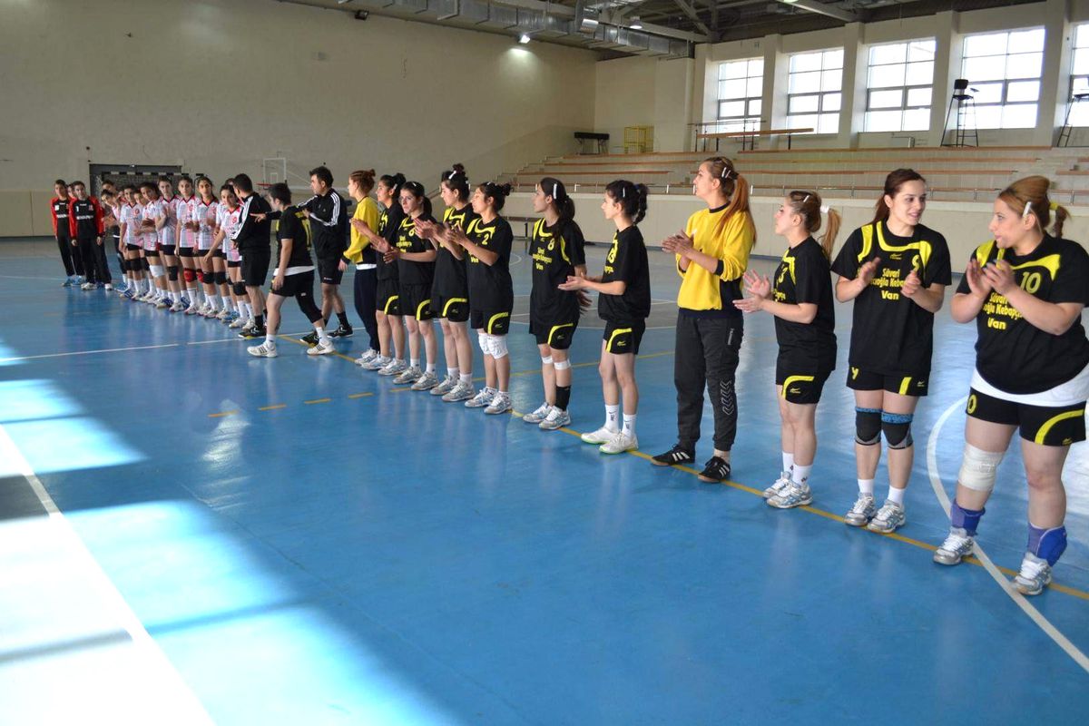 Vanlı Bayanlar Durmak Bilmiyor