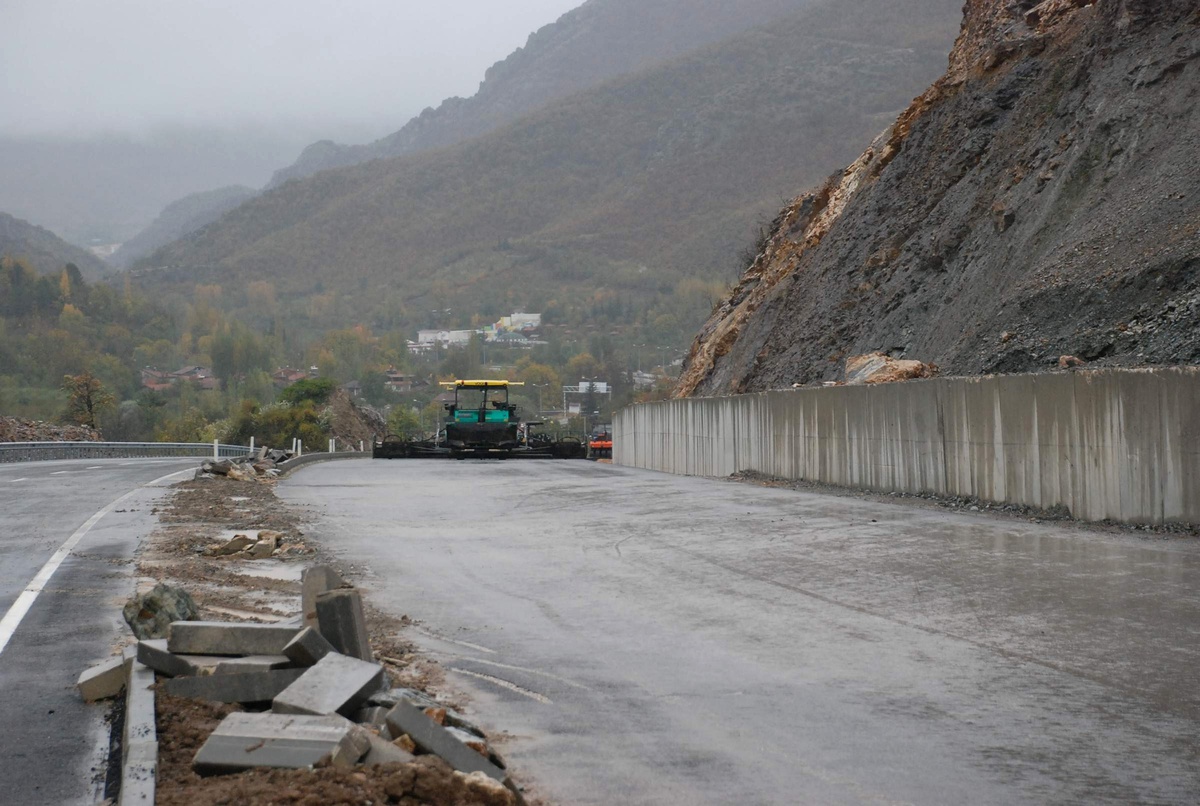 Yoldan, Tonlarca Ağırlıktaki Kayalar Kaldırıldı