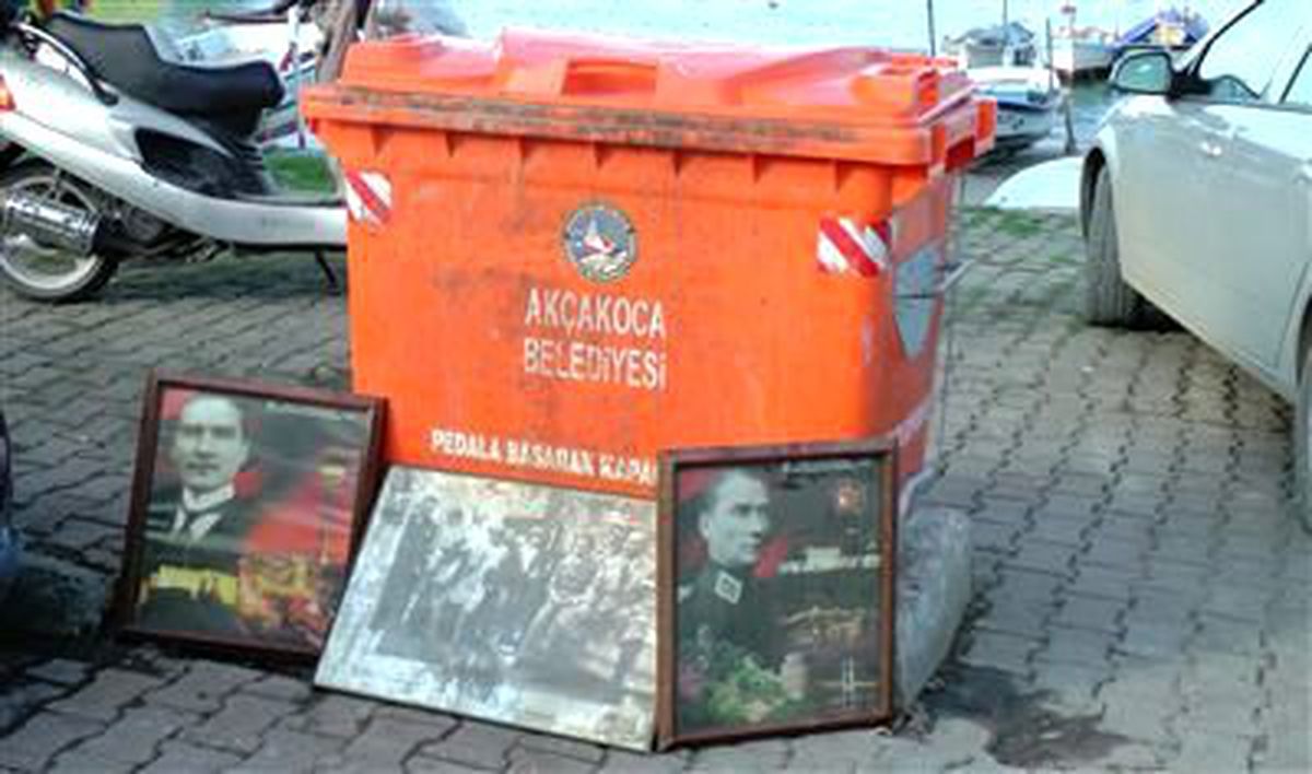 Akçakoca\'da Çöp Bidonuna Bırakılan Atatürk Posterleri Vatandaşları Kızdırdı