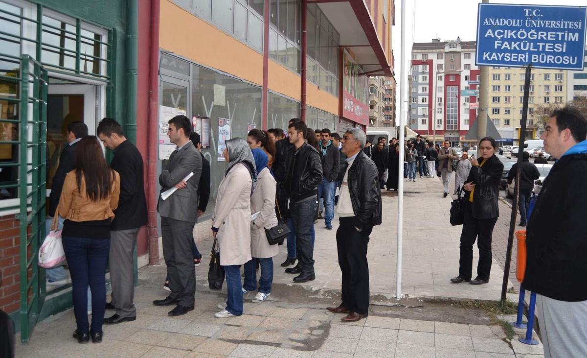 Aöf Önünde Kitap ve Bandrol Kuyruğu