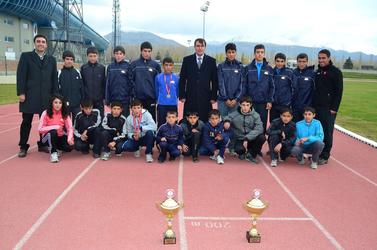 Atletler Başkent\'ten Şampiyonluk Kupası ile Döndü