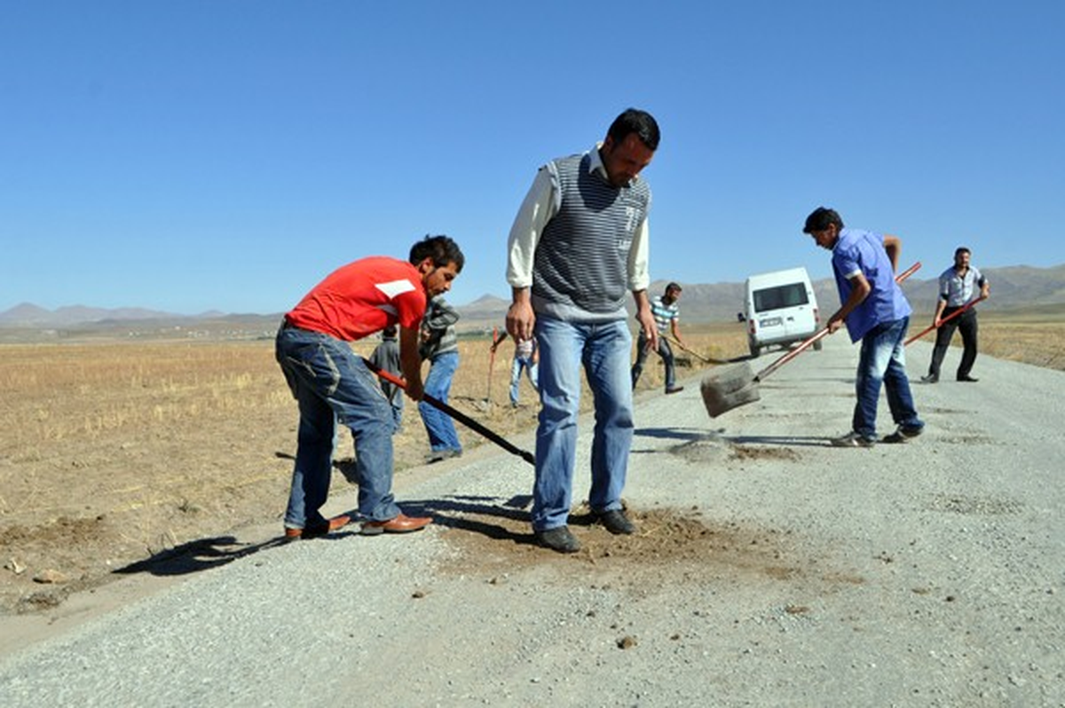 Çaresiz Köylüler Yol Tamirinde
