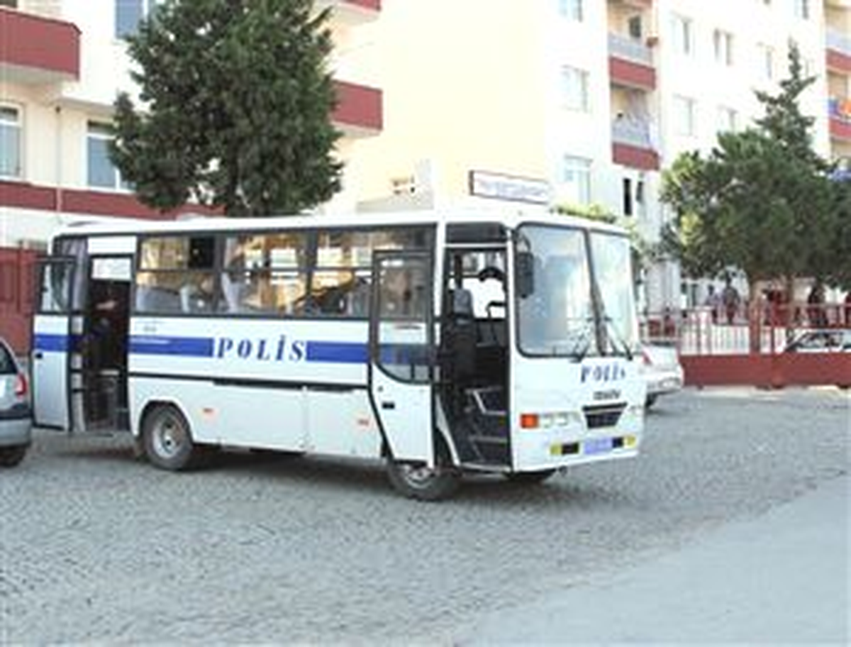 Cizre Belediyesi\'ne Operasyon