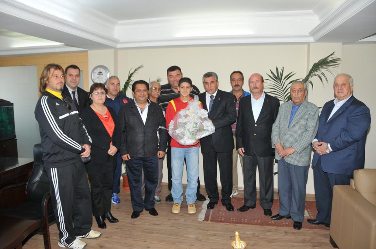 Güzelbahçe Belediyespor\'un Yıldızı Kürşat, Göztepe\'ye Transfer Oldu