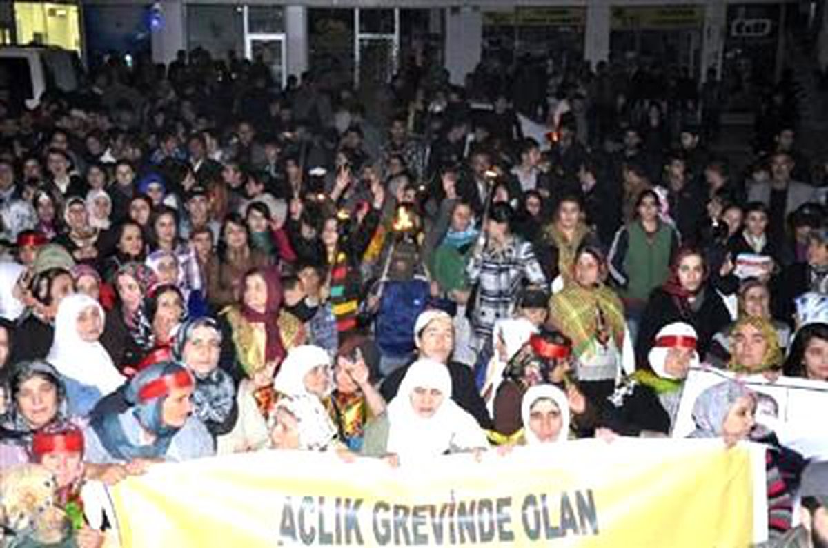Hakkarili Kadınlardan Açlık Grevindekilere Meşaleli Destek