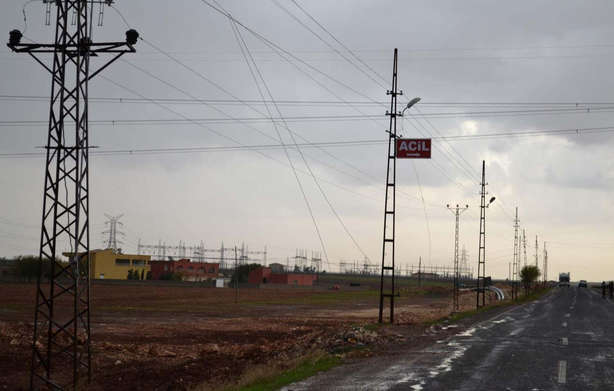 Hilvan\'da Yağış ve Rüzgar Elektrik Tellerini Kopardı