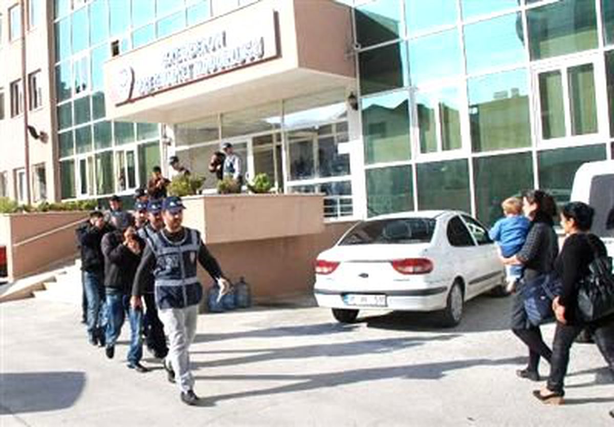 İskenderun\'da 50 \'Torbacı\' Uyuşturucu Satıcısı Tutuklandı