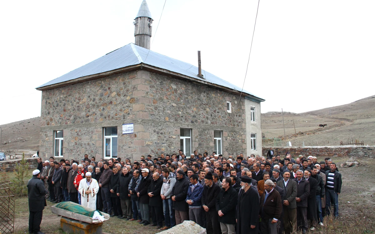 İstanbul\'dan Getirilen Cenaze Ardahan\'da Toprağa Verildi