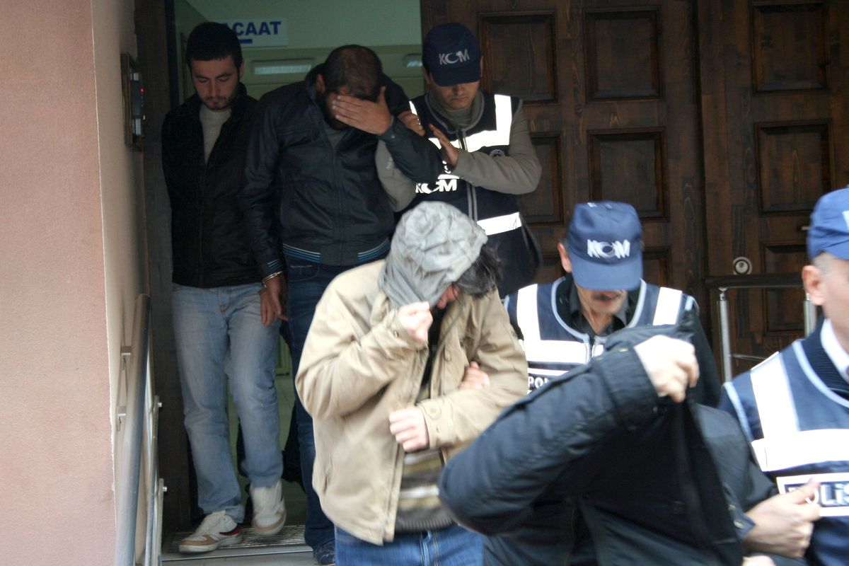 İzmir\'de KPSS Operasyonu; 19 Gözaltı