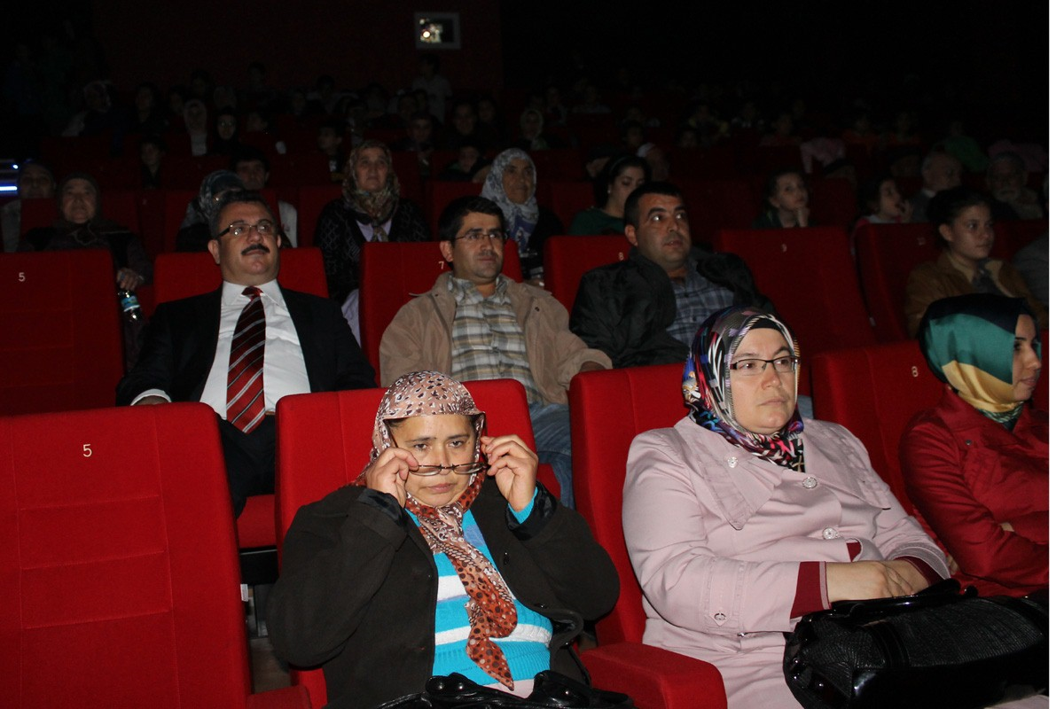 Karaman\'da Yaşlılar ve Çocuklar Çanakkale 1915 Filmini İzledi