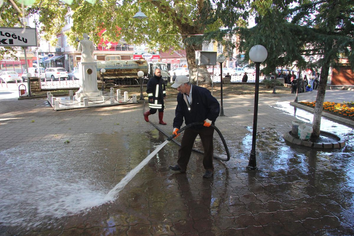 Kırklareli Belediyesi Cadde ve Sokakları Temizliyor
