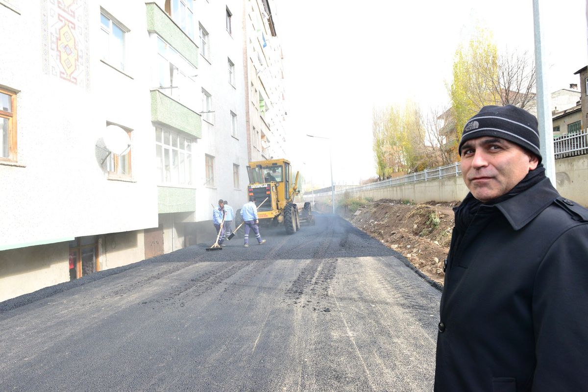 Mahallenin Hanımları İstedi, Korkut Asfalt Döktü