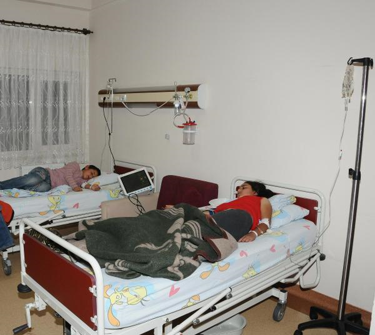 Martardan Zehirlenen 2 Kardeş Ambulans Uçakla İzmir\'e Götürüldü