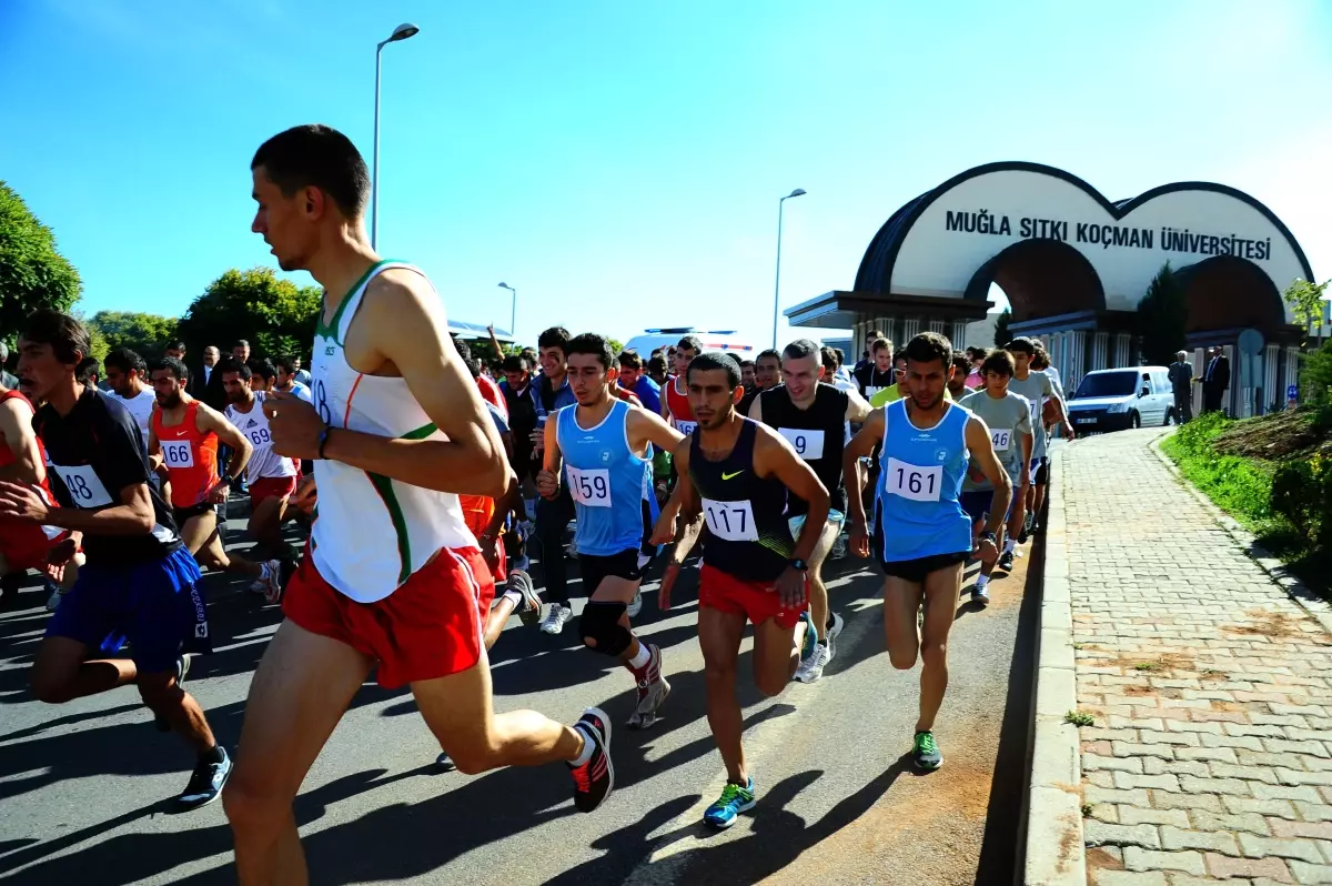 Muğla\'da 20. Atatürk\'e Saygı Gençlik Yol Koşusu