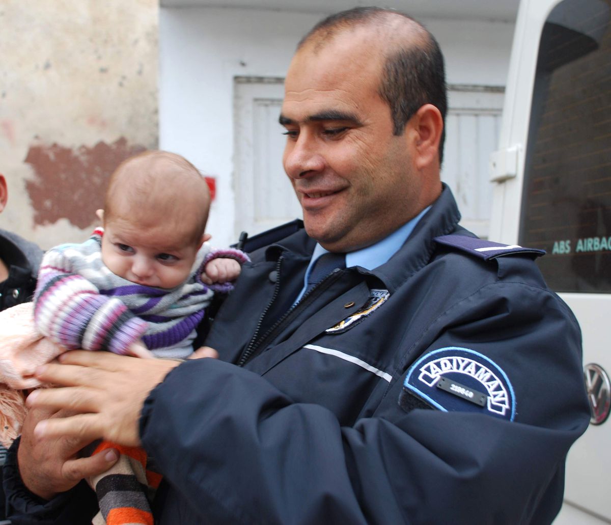 Polislerden Suriyeli Çocuklara Yakın İlgi
