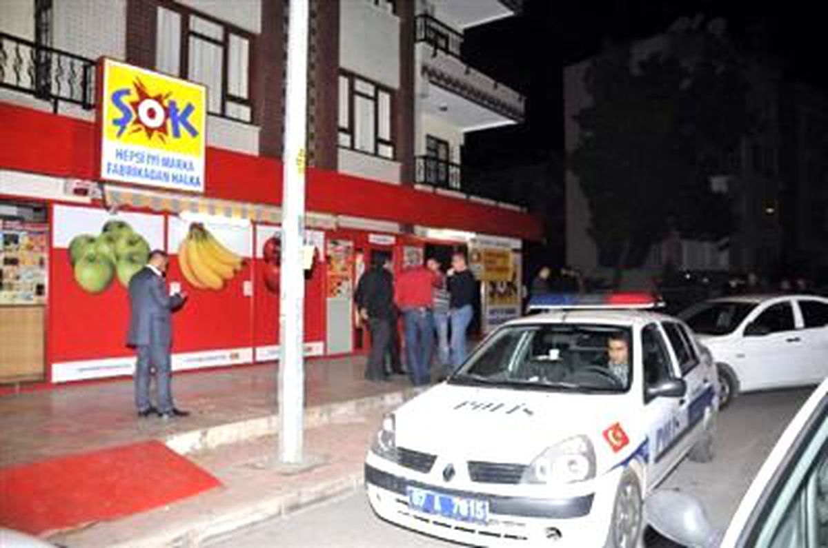 Silahlı Kar Maskeli Soyguncular 6 Bin TL\'yi Alarak Kaçtı
