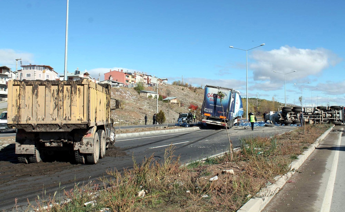 Sivas\'ta Zincirleme Trafik Kazası: 3 Yaralı