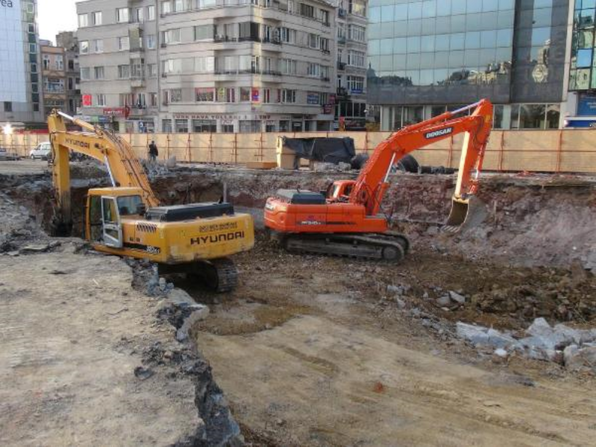 Taksim\'de Merak Uyandıran Kalıntılar