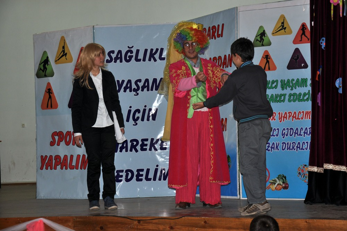 'Tombalak' İsimli Tiyatro Oyunu Güldürürken Eğitiyor