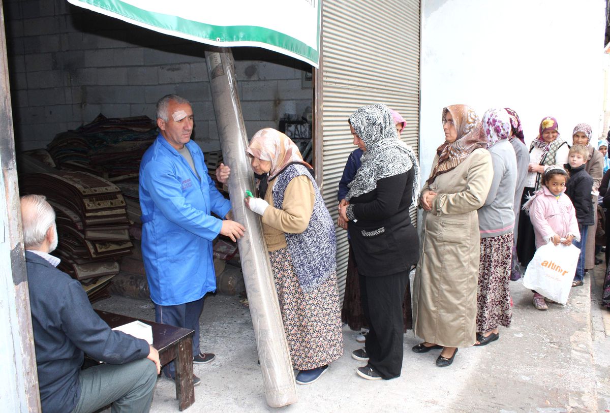Uşşaki Vakfı\'ndan Halı Yardımı