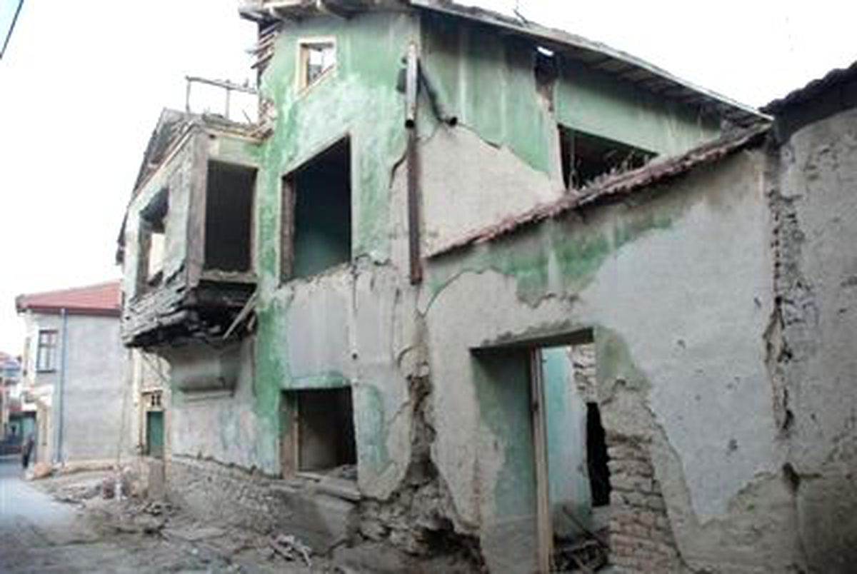 Yıkım İçin Çalışma Başlatılan Ahşap Binanın Çatısında İnsan Kemikleri Bulundu