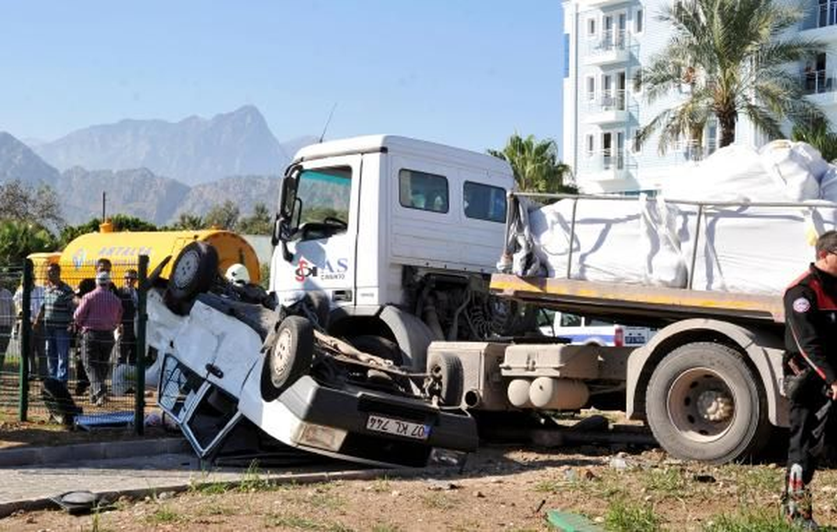 Antalya\'da Trafik Kazası: 2 Yaralı
